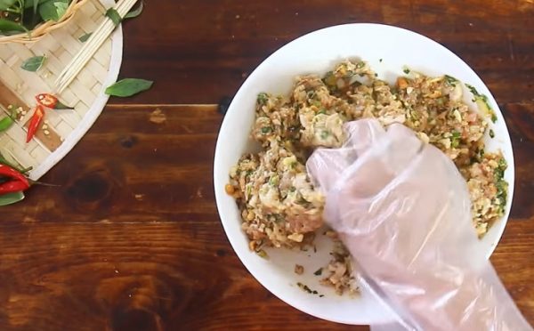 Đảo trộn và để hỗn hợp thấm đều khoảng 30 phút.