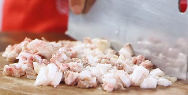 Xắt nhỏ sụn và mỡ heo.