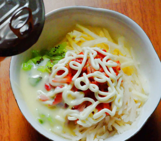 Chi sốt mayinnaise cùng với sữa đặc vào bát hoa quả trộn nhẹ, đều tay.