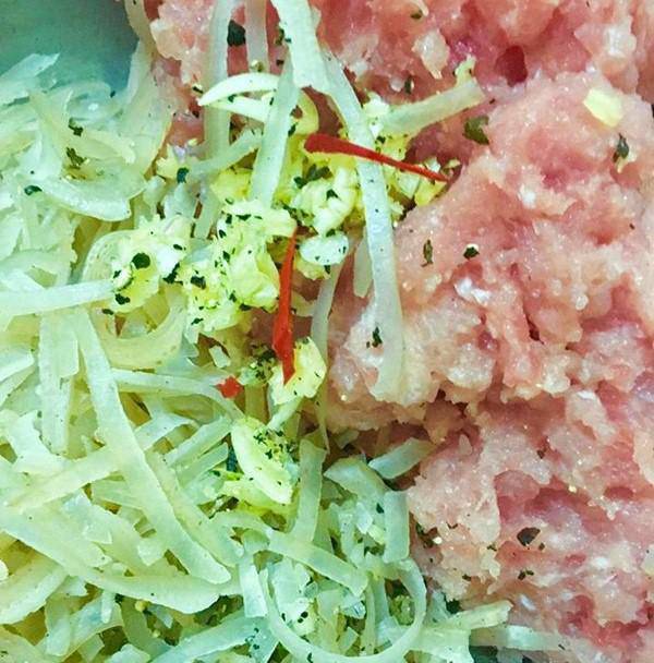 Trộn nem thật đều và ngấm gia vị.
