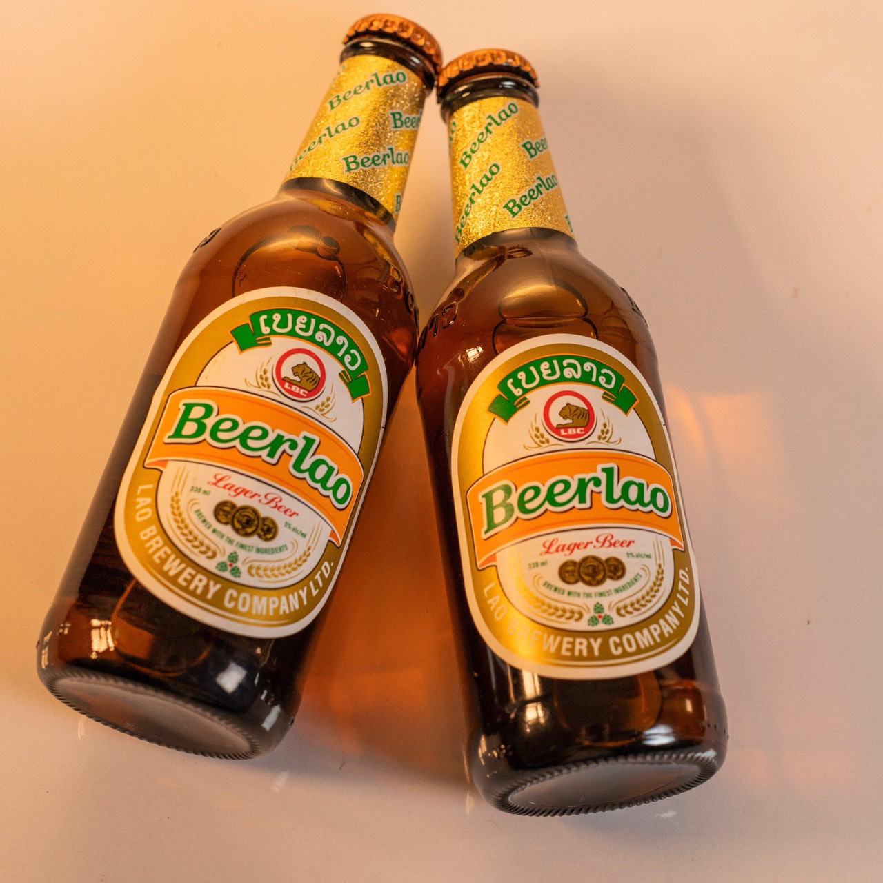 Két bia Lào chai vàng4