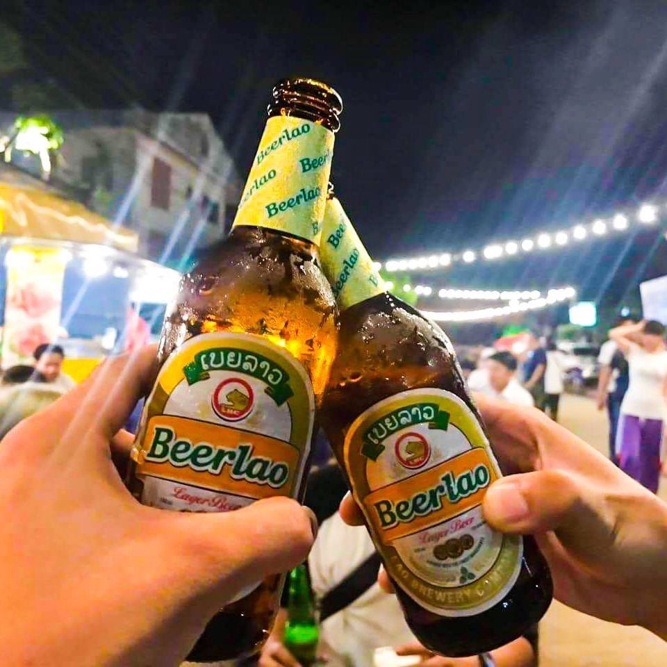 Két bia Lào chai vàng3