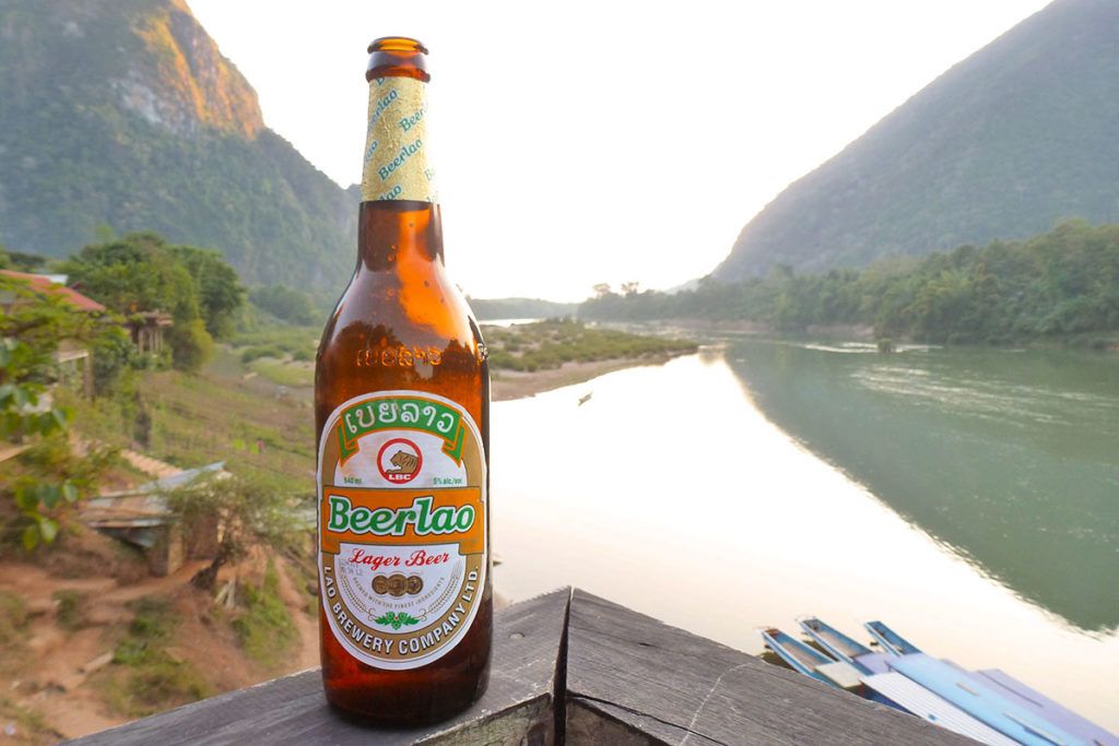 Két bia Lào chai vàng2