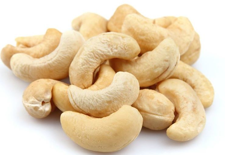 Dầu điều được ép từ những quả điều trắng này